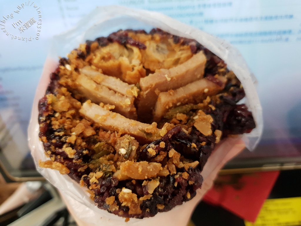 板橋35元「巨無霸NG飯糰」爆紅！驚人份量＋銅板價格太佛心，吃１顆飽到中午