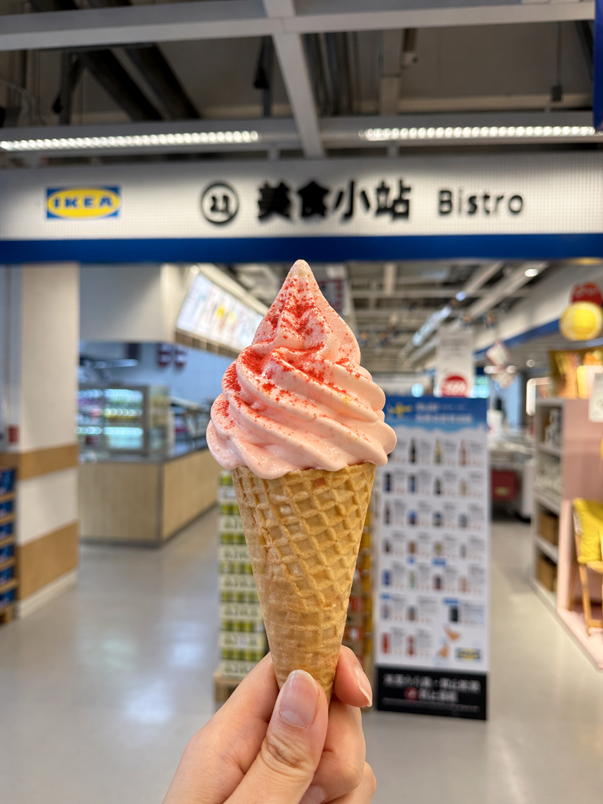 全家ｘ五桐號「泰奶霜淇淋」！雙口味搭起司蛋糕，IKEA20元吃「紅心芭樂霜淇淋」