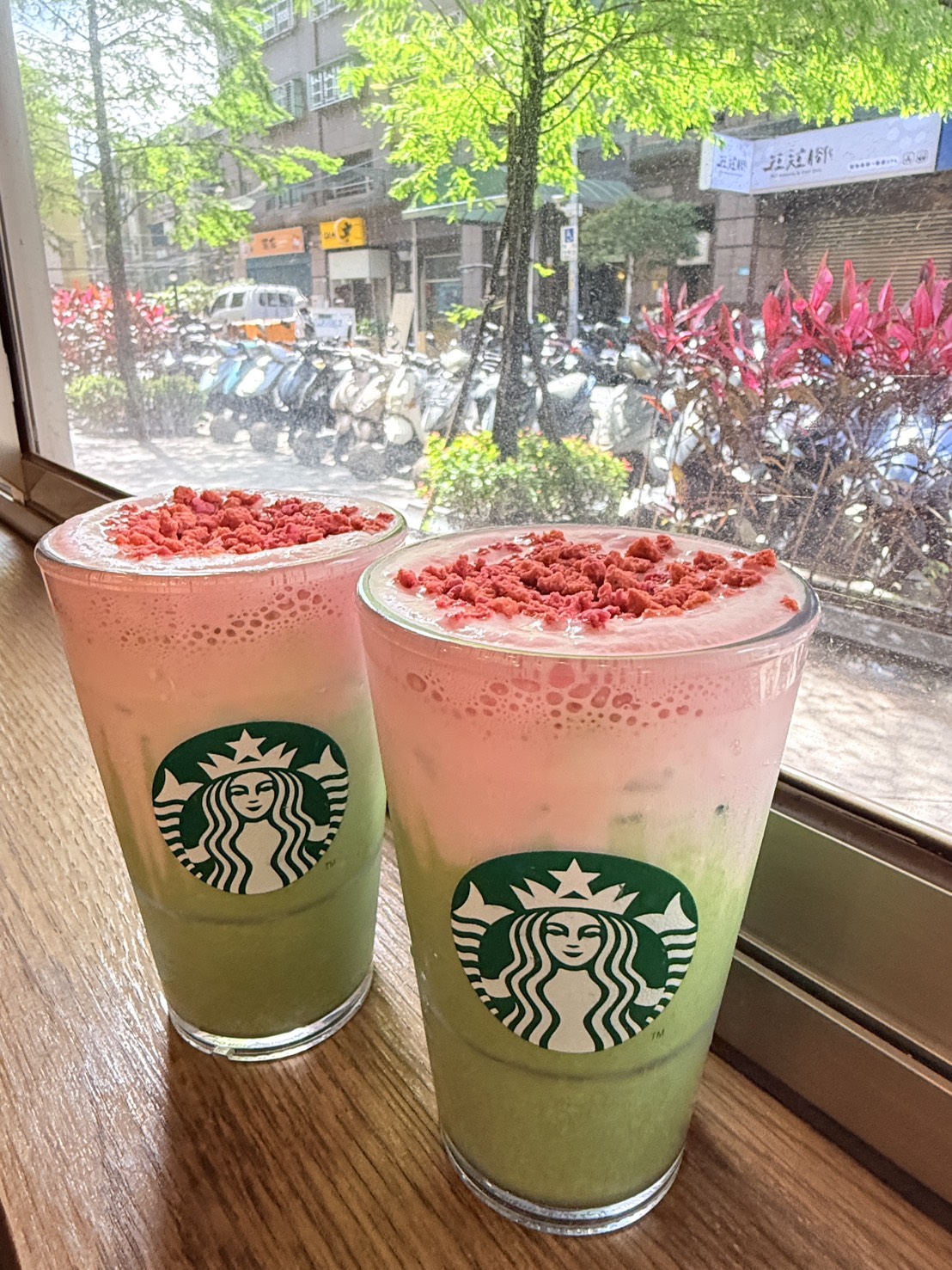 星巴克買一送一！母親節連２天買一送一、外送半價，超人氣「草莓抹茶那堤」回歸