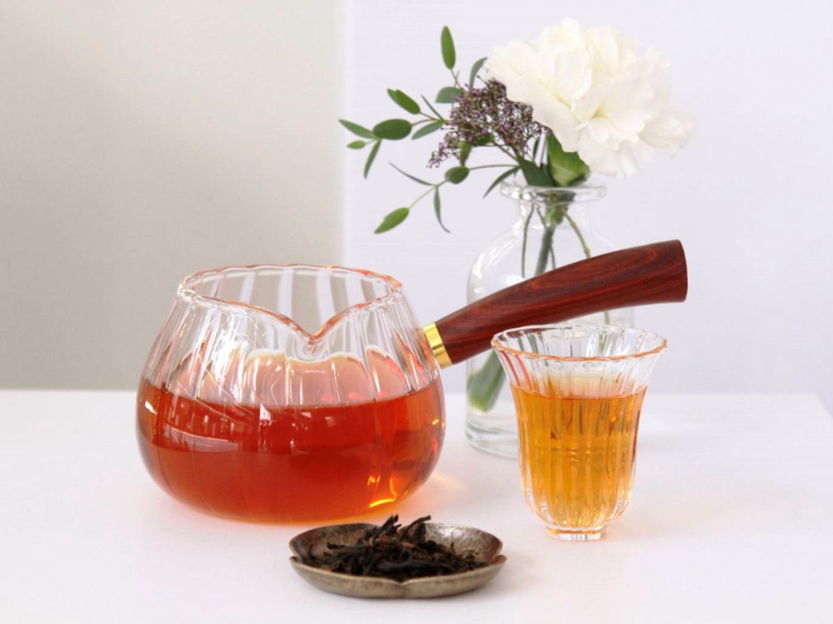 台中新開最美手搖飲買一送一！百年茶廠職人現沖，必點花朵茶磚奶配酥皮蛋塔