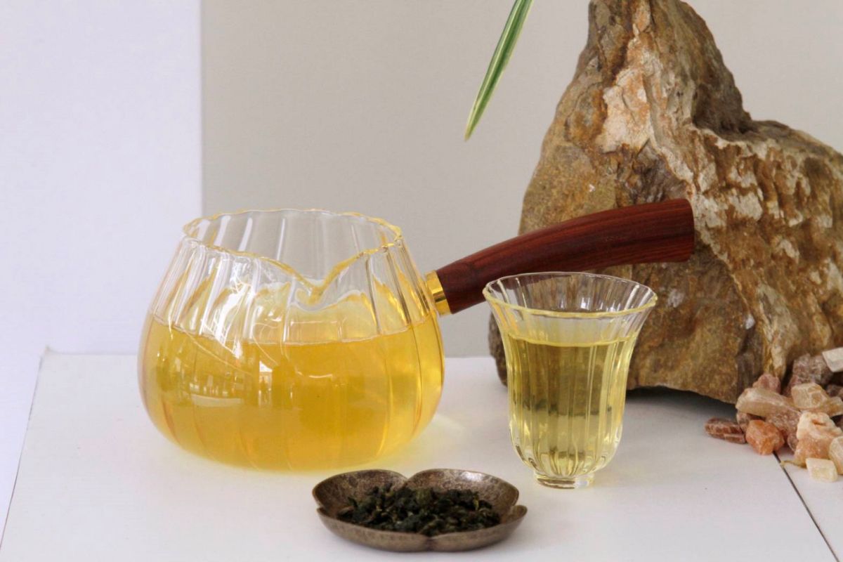 台中新開最美手搖飲買一送一！百年茶廠職人現沖，必點花朵茶磚奶配酥皮蛋塔
