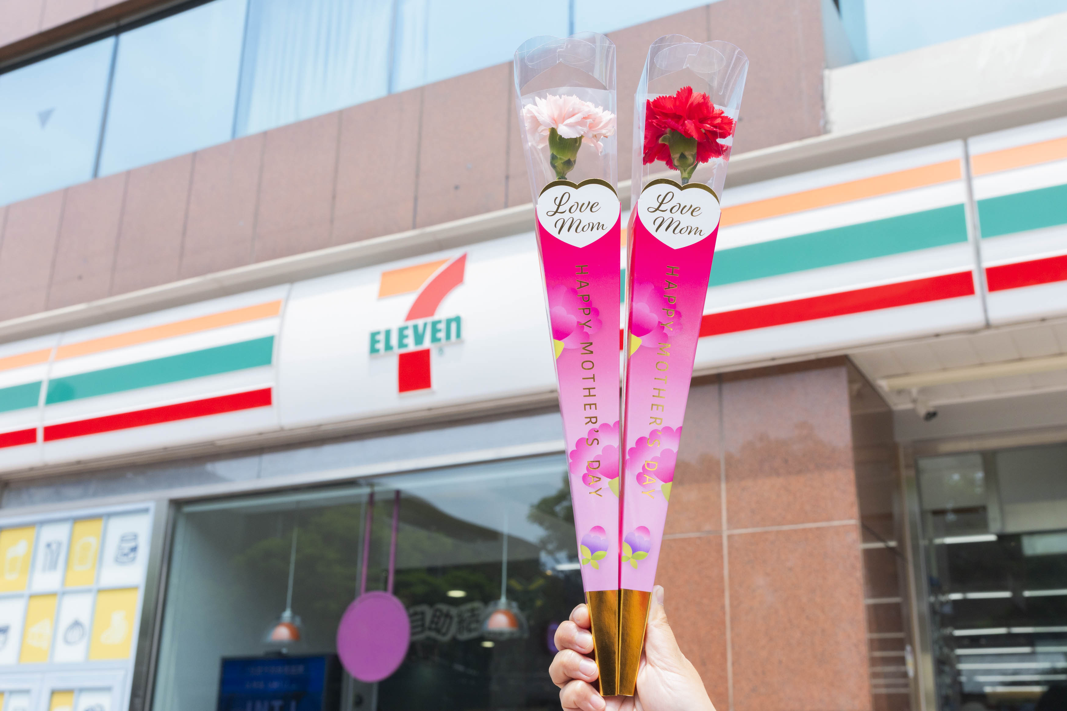 7-11咖啡買２送２、全家霜淇淋２支55元！４超商母親節優惠包，康乃馨開賣