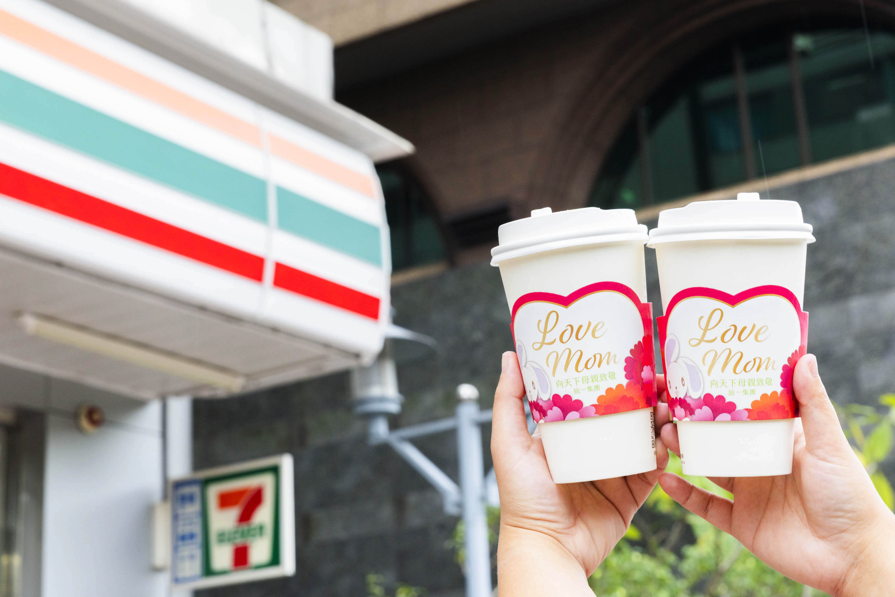 7-11咖啡買２送２、全家霜淇淋２支55元！４超商母親節優惠包，康乃馨開賣