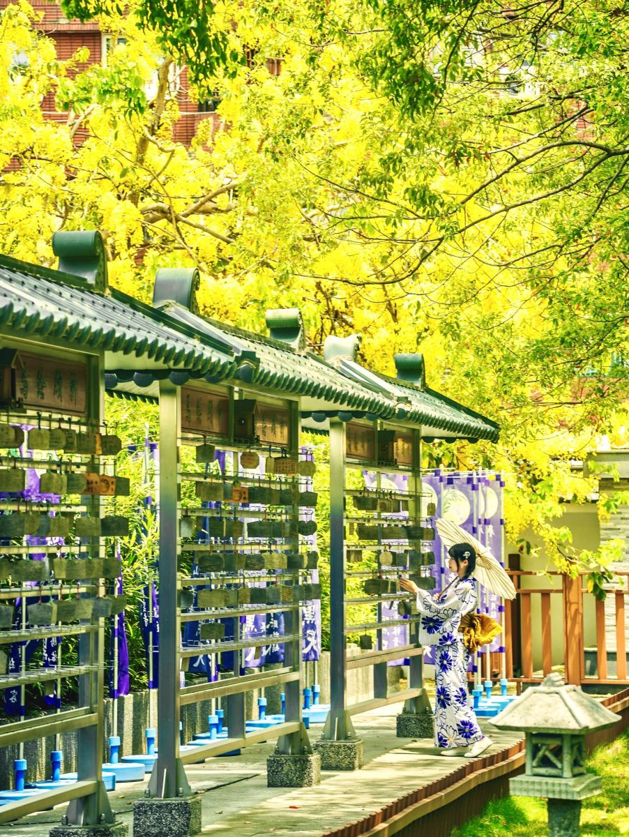 這不是日本！高雄隱藏版「阿勃勒森林」免費拍，古樸佛寺下起黃金雨超浪漫