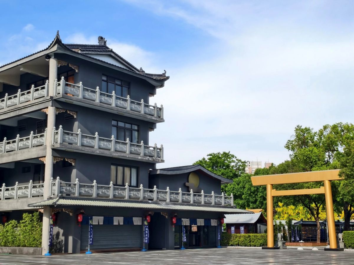 這不是日本！高雄隱藏版「阿勃勒森林」免費拍，古樸佛寺下起黃金雨超浪漫
