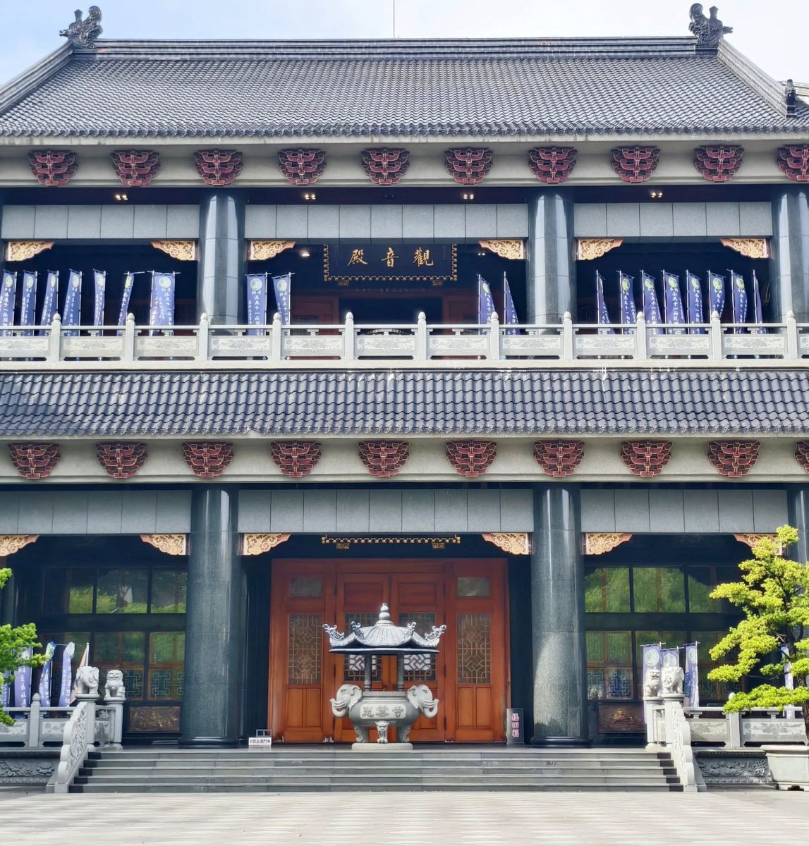 這不是日本！高雄隱藏版「阿勃勒森林」免費拍，古樸佛寺下起黃金雨超浪漫