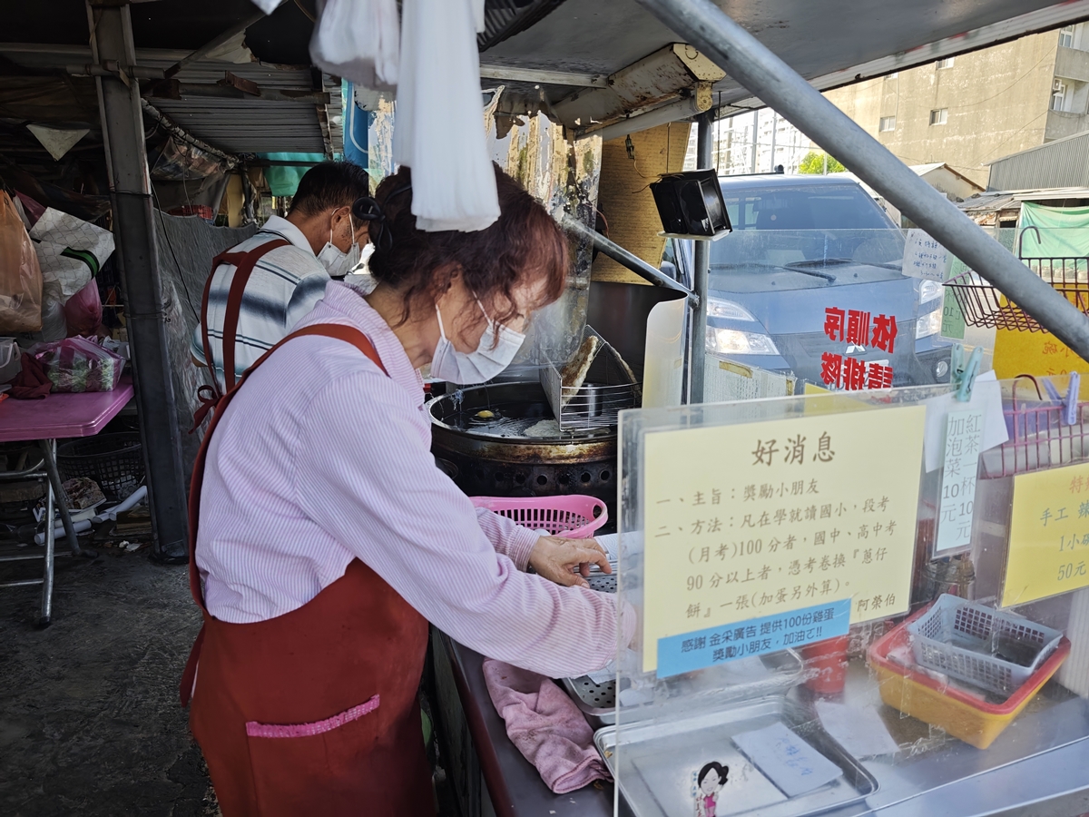 15元蔥油餅在台南!拿滿分考卷可免費吃,現擀現煎、闆娘手工辣椒必加 15元蔥油餅在台南!拿滿分考卷可免費吃,現擀現煎、闆娘手工辣椒必加