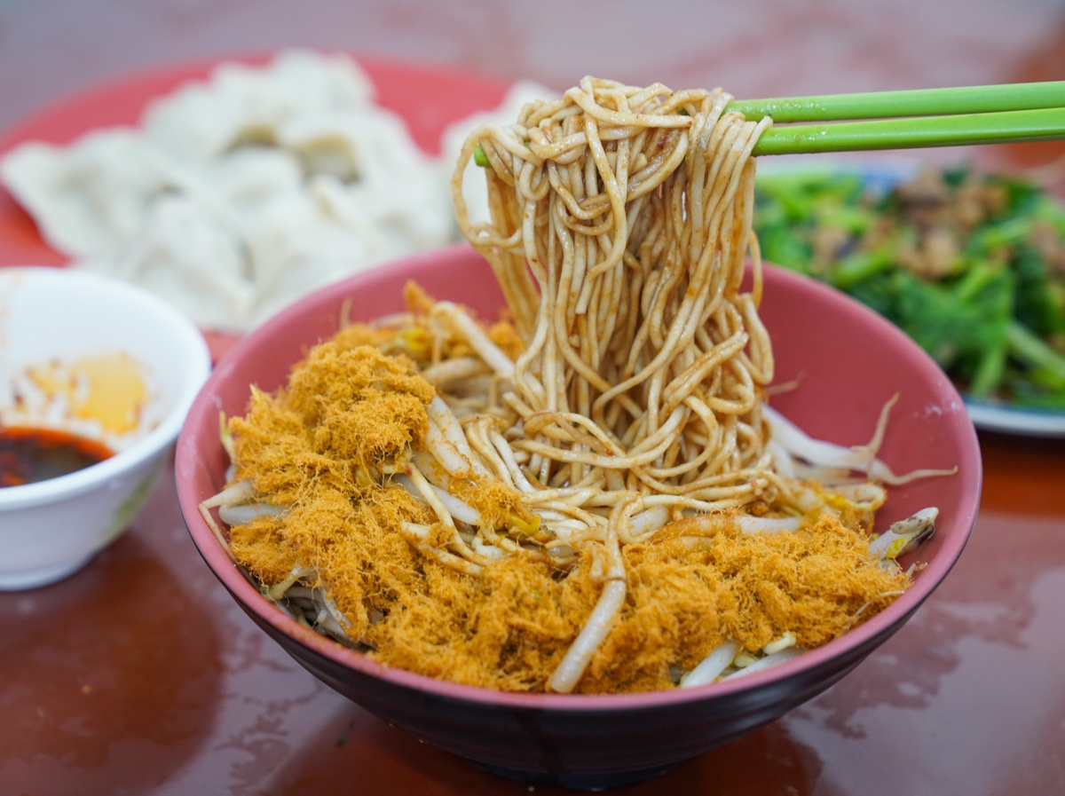 第一次吃到麻醬麵配肉鬆!高雄果貿50年老店這一味超特別,老饕加推靈魂炒飯 第一次吃到麻醬麵配肉鬆!高雄果貿50年老店這一味超特別,老饕加推靈魂炒飯
