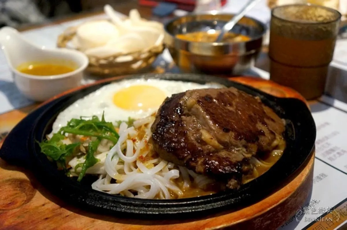 宜蘭反差感「越南牛排」！不配鐵板麵配河粉，５種越式醬汁、自助吧吃到飽