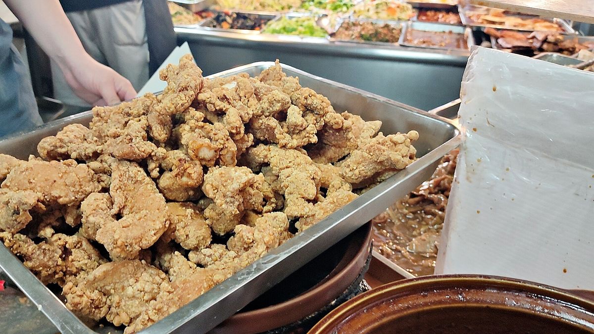 城中市場排隊王！現炸無骨「小雞飯」堆成小山，110元自選四菜還送熱湯