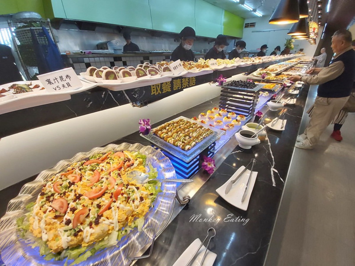 帶阿公阿嬤來！台中超大百坪素食吃到飽，百道異國料理buffet、長輩享優惠