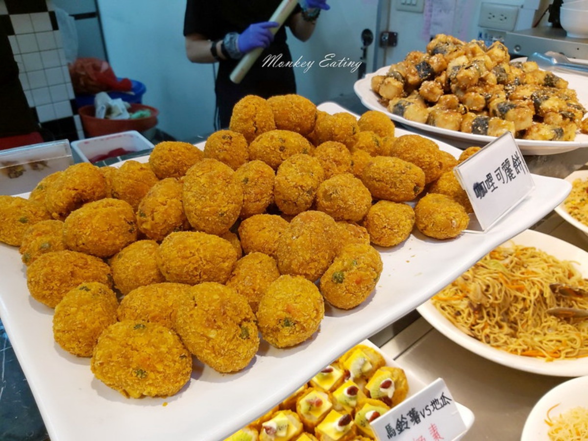 帶阿公阿嬤來！台中超大百坪素食吃到飽，百道異國料理buffet、長輩享優惠