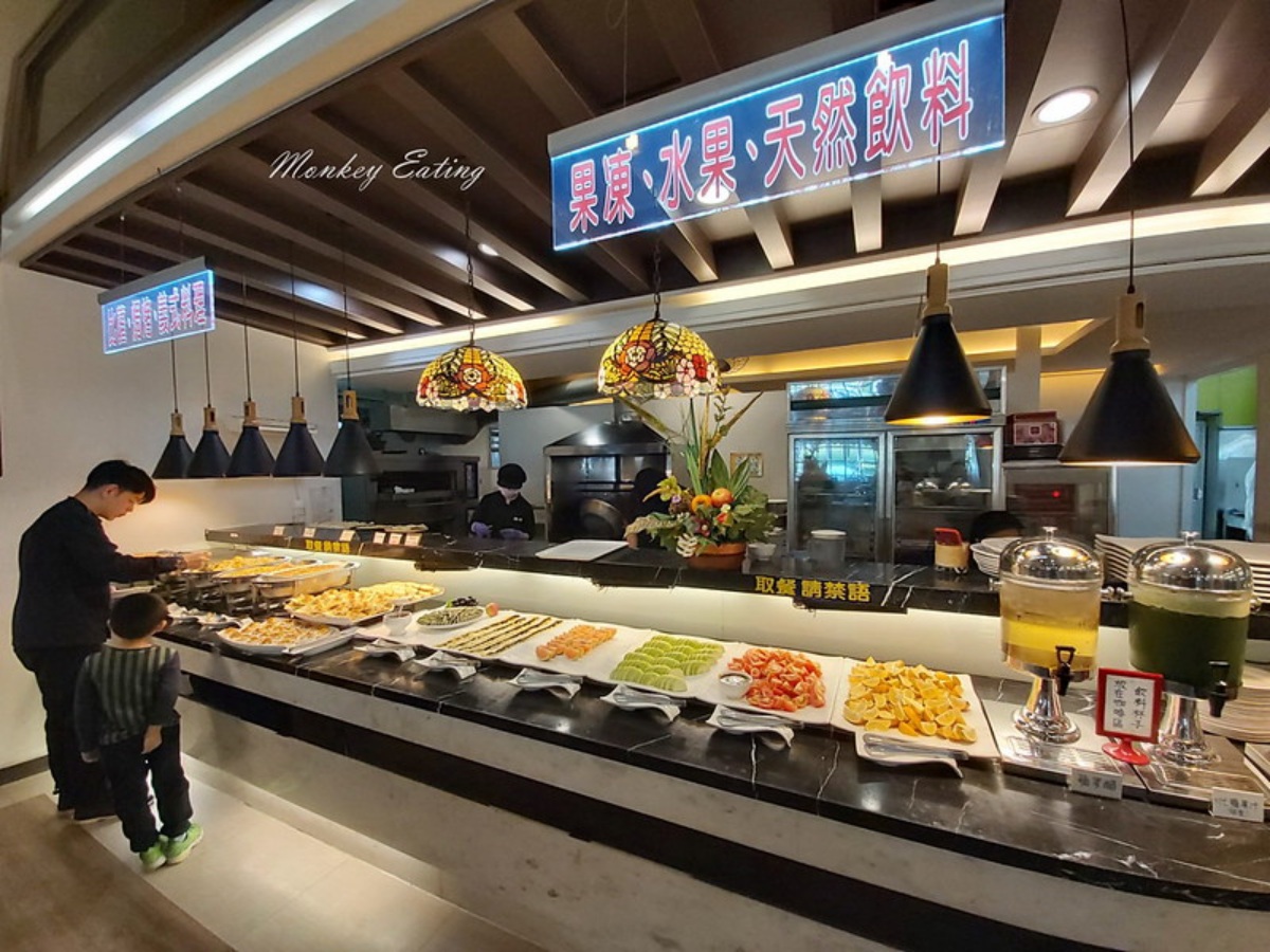 帶阿公阿嬤來！台中超大百坪素食吃到飽，百道異國料理buffet、長輩享優惠