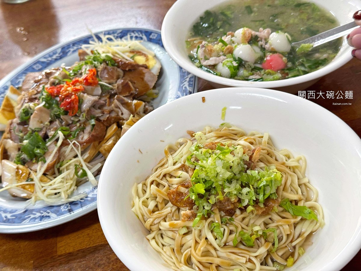 免費加麵、加湯吃到飽!30年老字號「巨無霸大碗公麵」只要60元,在地人排爆 免費加麵、加湯吃到飽!30年老字號「巨無霸大碗公麵」只要60元,在地人排爆