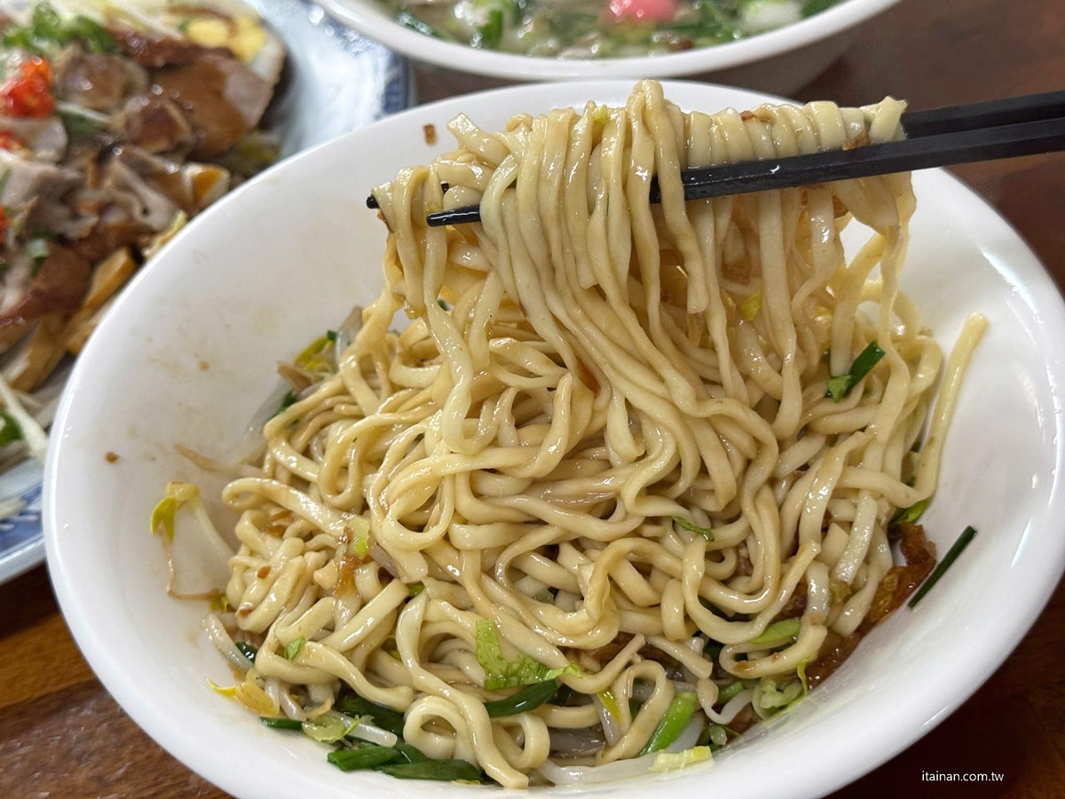 免費加麵、加湯吃到飽!30年老字號「巨無霸大碗公麵」只要60元,在地人排爆 免費加麵、加湯吃到飽!30年老字號「巨無霸大碗公麵」只要60元,在地人排爆