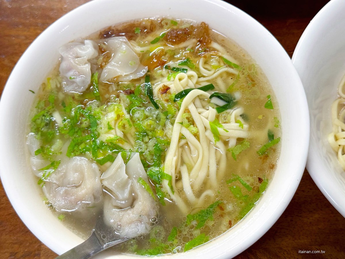 免費加麵、加湯吃到飽!30年老字號「巨無霸大碗公麵」只要60元,在地人排爆 免費加麵、加湯吃到飽!30年老字號「巨無霸大碗公麵」只要60元,在地人排爆