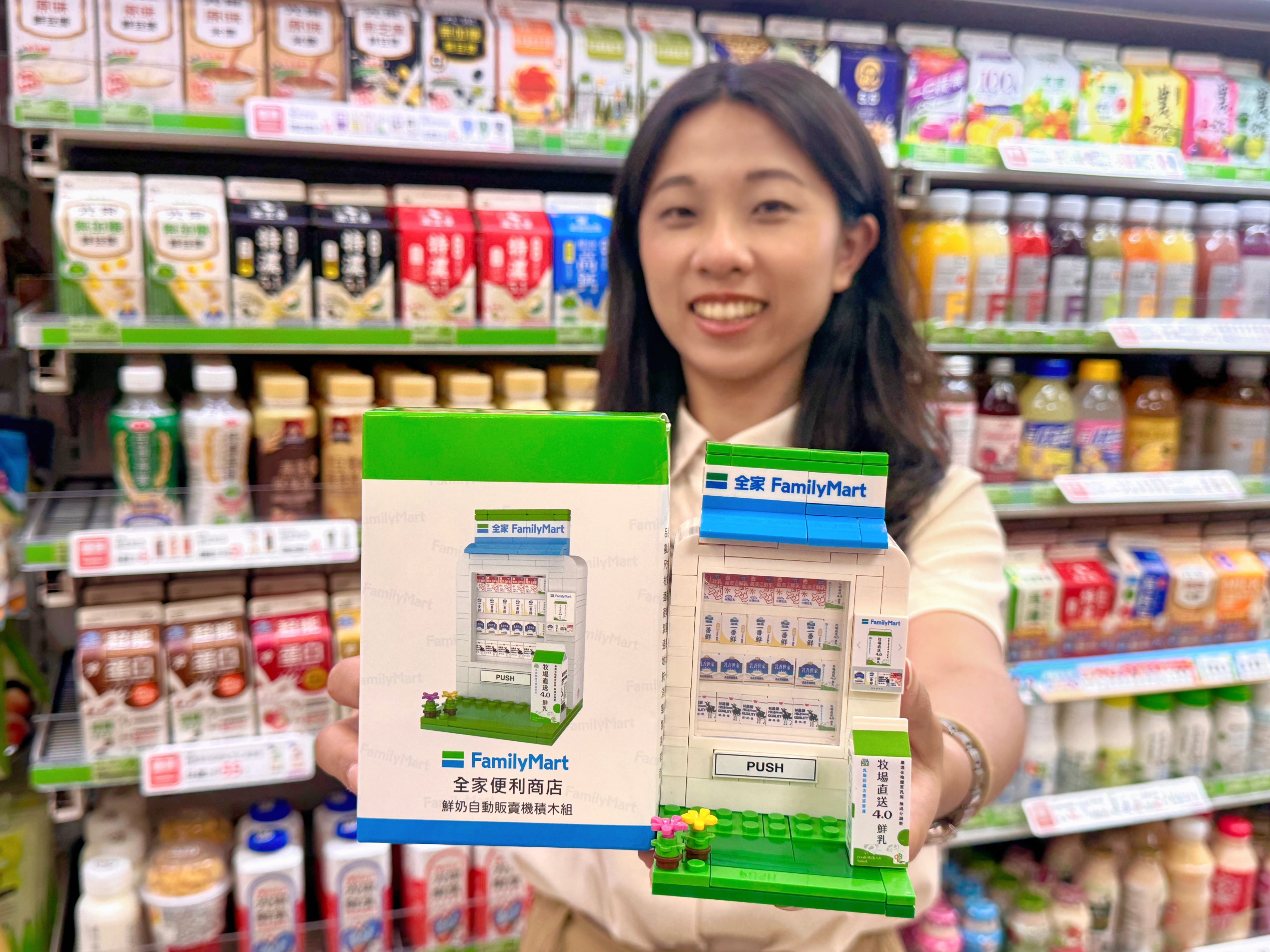 全家買衛生紙送2大瓶鮮奶!「超商牛奶日」自販機積木、小七爆米花拿鐵半價 全家買衛生紙送2大瓶鮮奶!「超商牛奶日」自販機積木、小七爆米花拿鐵半價