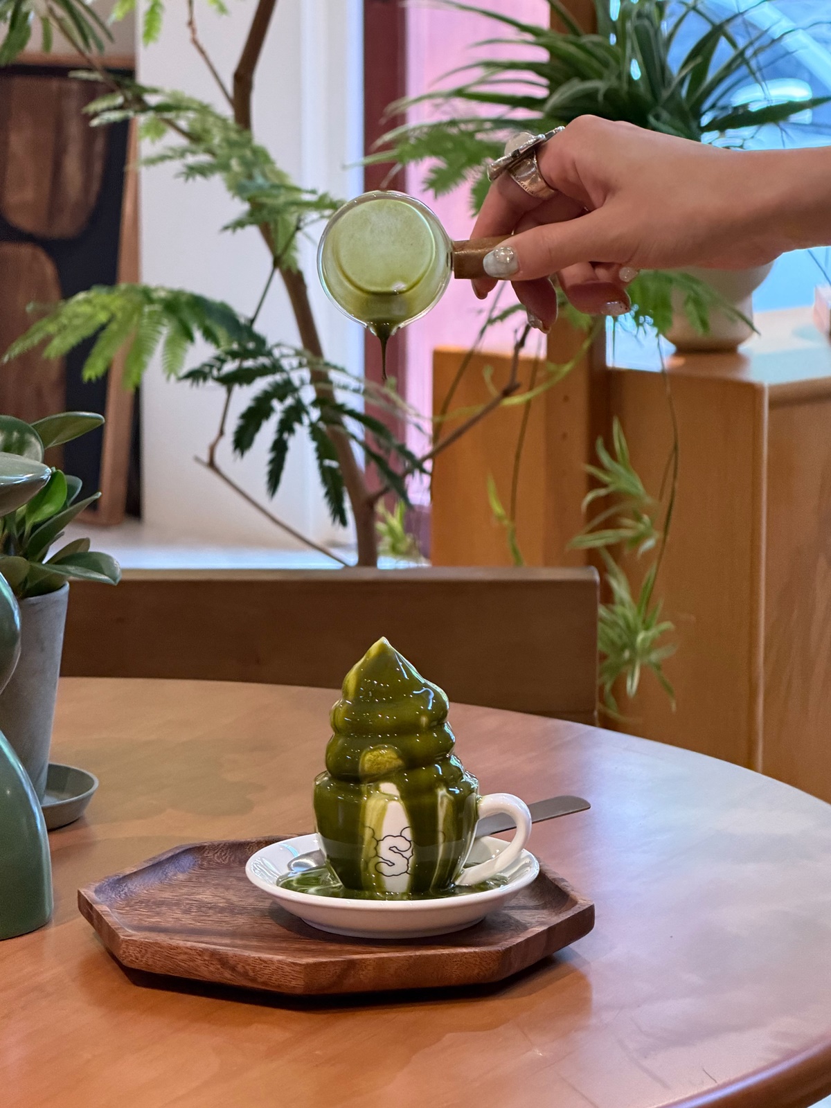 內湖最美咖啡廳＋1！「LOST and Found」３店：抹茶冰淇淋瀑布、私人美術館