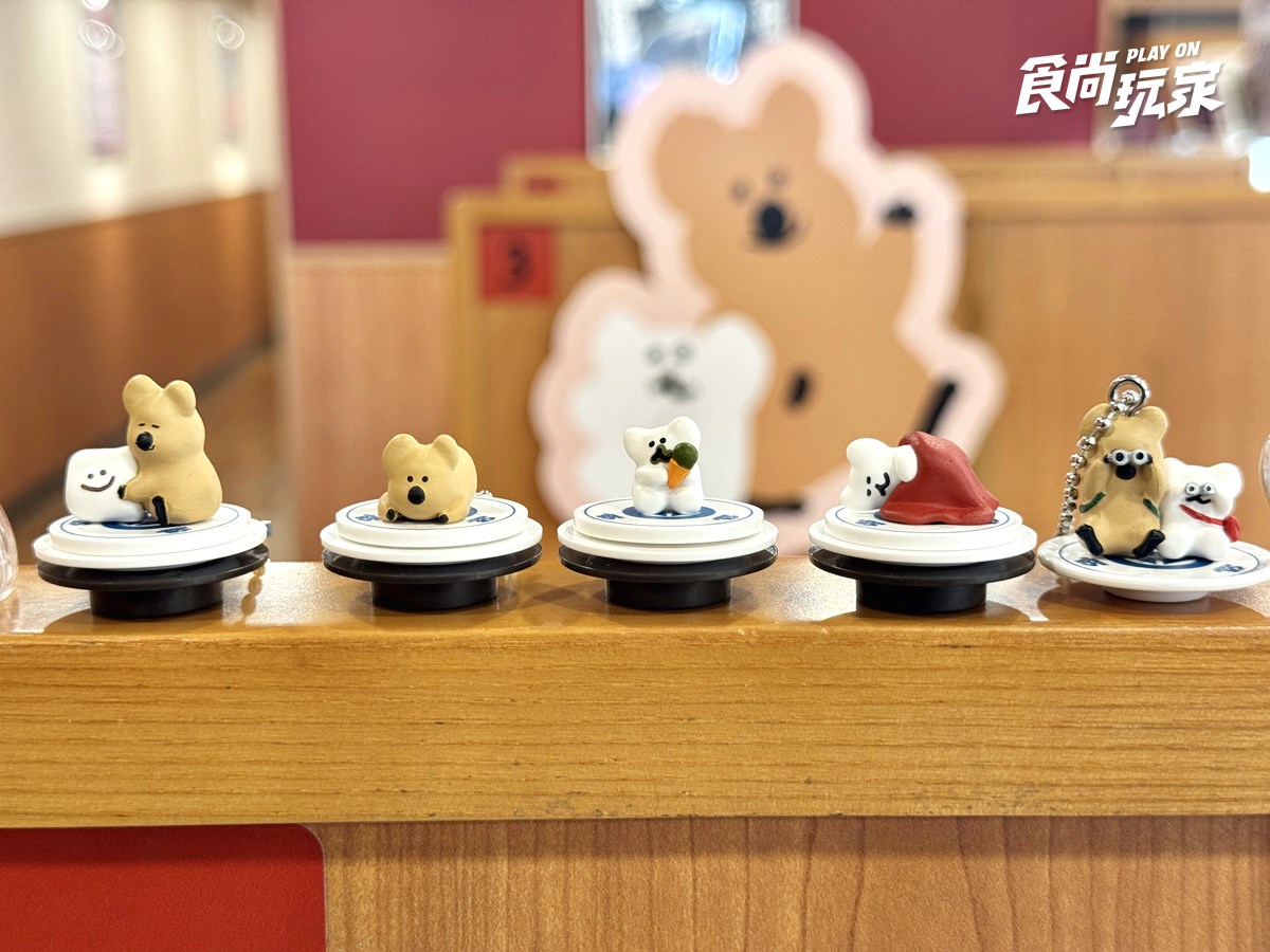 「藏壽司X矮袋鼠」聯名!13款超Q扭蛋、限定餐點曝,加碼搶壽司買一送一 「藏壽司X矮袋鼠」聯名!13款超Q扭蛋、限定餐點曝,加碼搶壽司買一送一