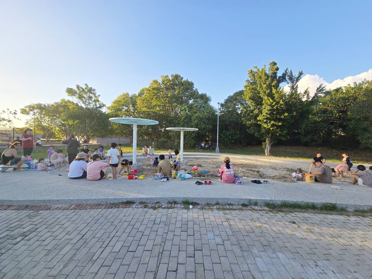 台北免費玩水景點!「內湖運動公園」戲水區開放,觀景平台還能躺著看飛機 台北免費玩水景點!「內湖運動公園」戲水區開放,觀景平台還能躺著看飛機