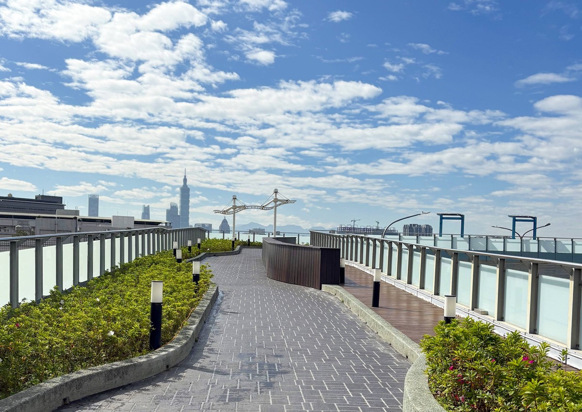 台北免費玩水景點!「內湖運動公園」戲水區開放,觀景平台還能躺著看飛機 台北免費玩水景點!「內湖運動公園」戲水區開放,觀景平台還能躺著看飛機