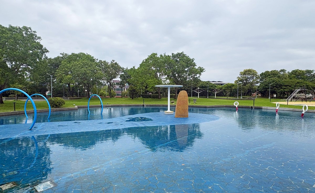 台北免費玩水景點!「內湖運動公園」戲水區開放,觀景平台還能躺著看飛機 台北免費玩水景點!「內湖運動公園」戲水區開放,觀景平台還能躺著看飛機