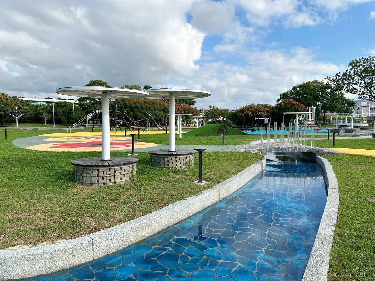 台北免費玩水景點!「內湖運動公園」戲水區開放,觀景平台還能躺著看飛機 台北免費玩水景點!「內湖運動公園」戲水區開放,觀景平台還能躺著看飛機