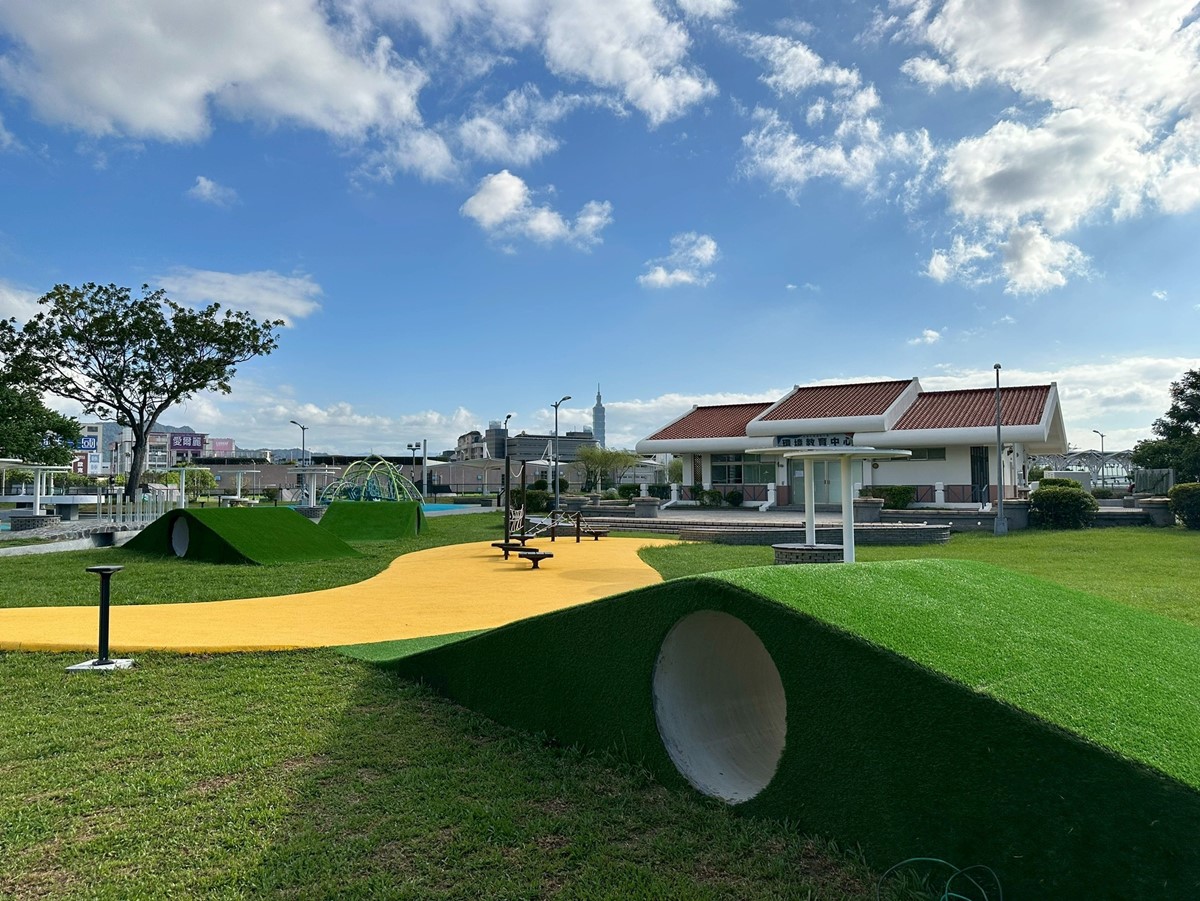 台北免費玩水景點!「內湖運動公園」戲水區開放,觀景平台還能躺著看飛機 台北免費玩水景點!「內湖運動公園」戲水區開放,觀景平台還能躺著看飛機