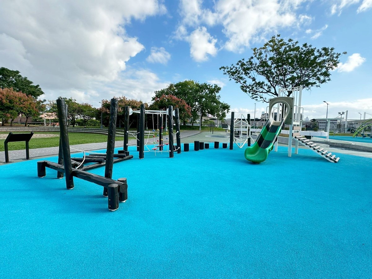 台北免費玩水景點!「內湖運動公園」戲水區開放,觀景平台還能躺著看飛機 台北免費玩水景點!「內湖運動公園」戲水區開放,觀景平台還能躺著看飛機