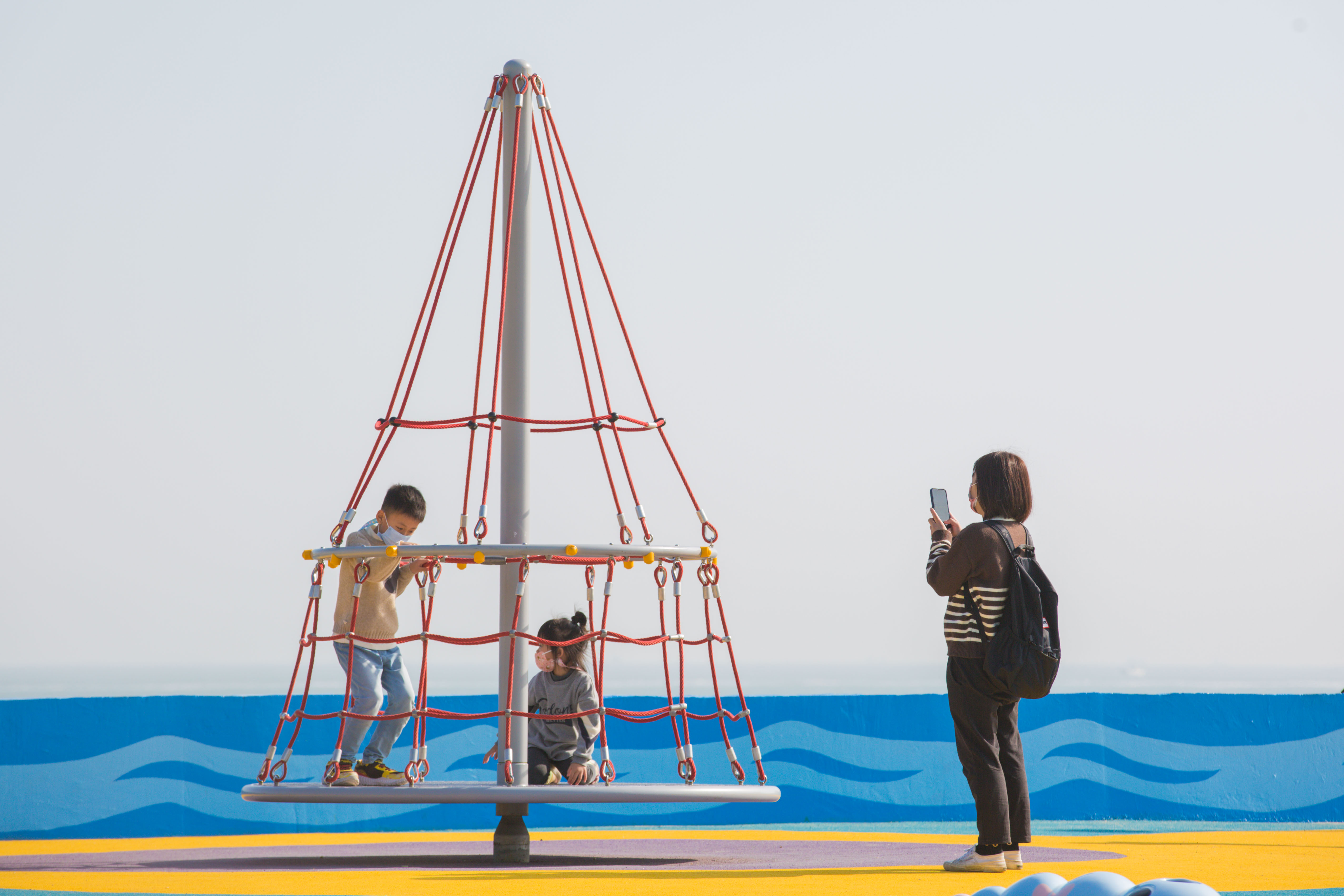 最美海景公園！瘋玩雙軌滑索、旋轉飛盤，夏天再衝限定免費戲水區