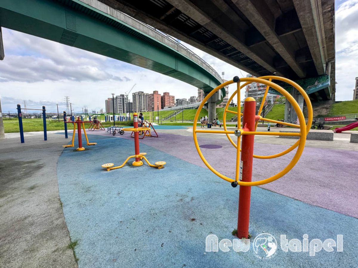 新北免費玩水景點＋１！全新「花漾水樂園」這天啟用，緊鄰溜滑梯遊樂場