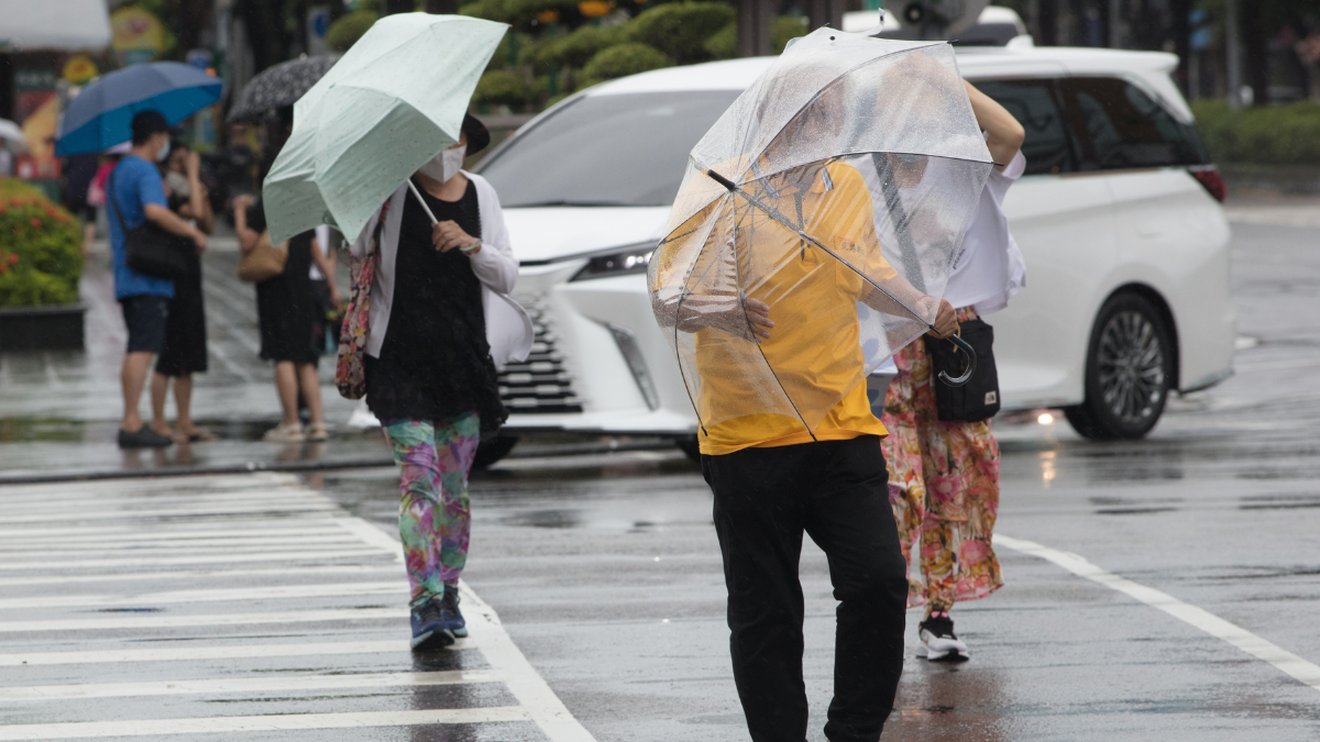 豪雨狂炸會放假？「這些地方」明天達停班停課標準，最新雨量預測揭曉