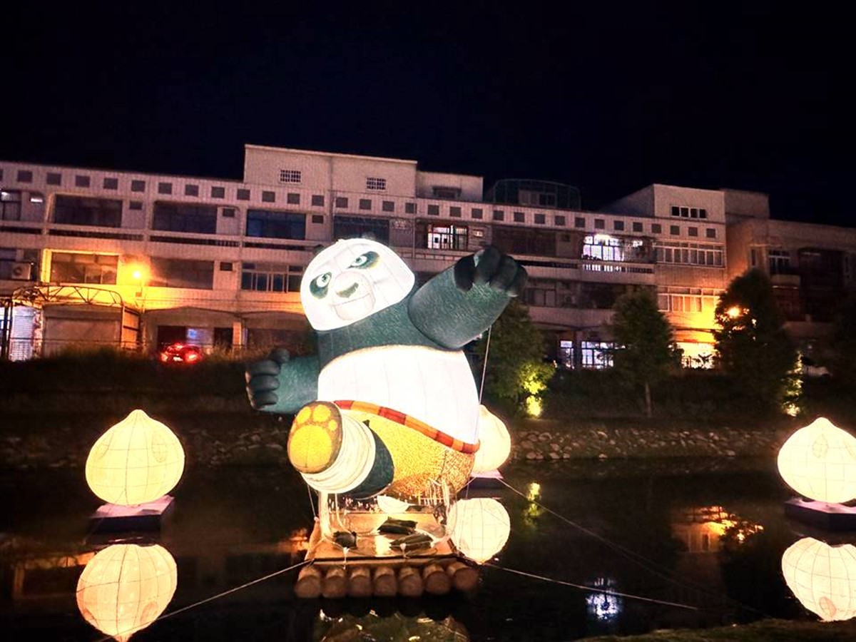 《功夫熊貓》出沒鹿港小鎮!點燈3個月天天免費拍,集章抽iPhone 17、Dyson 《功夫熊貓》出沒鹿港小鎮!點燈3個月天天免費拍,集章抽iPhone 17、Dyson