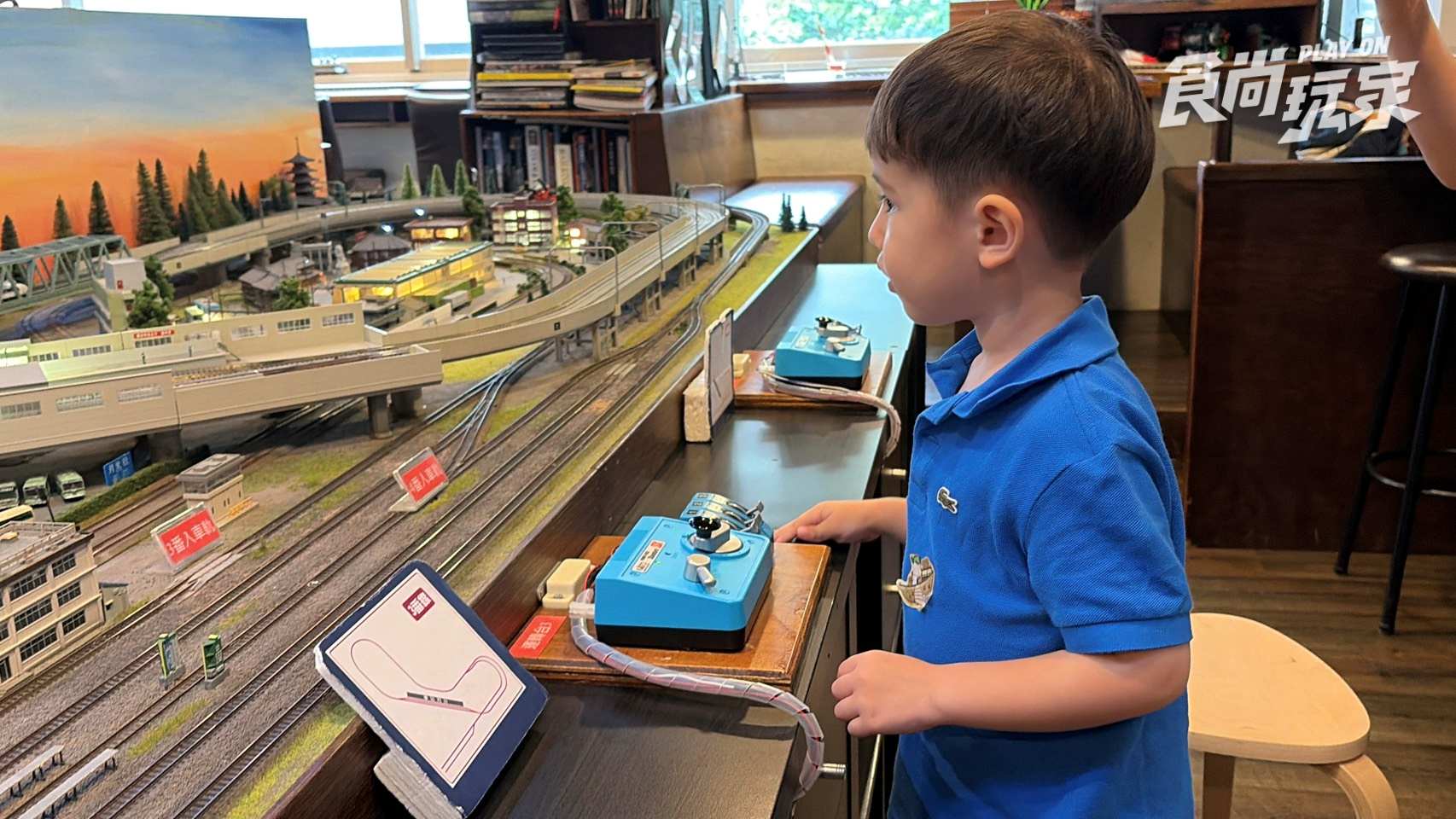台北隱藏版鐵道樂園！捷運站旁就能開火車，飲料還由湯瑪士親自送上桌