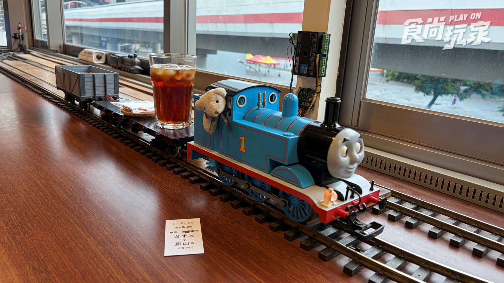 台北隱藏版鐵道樂園！捷運站旁就能開火車，飲料還由湯瑪士親自送上桌