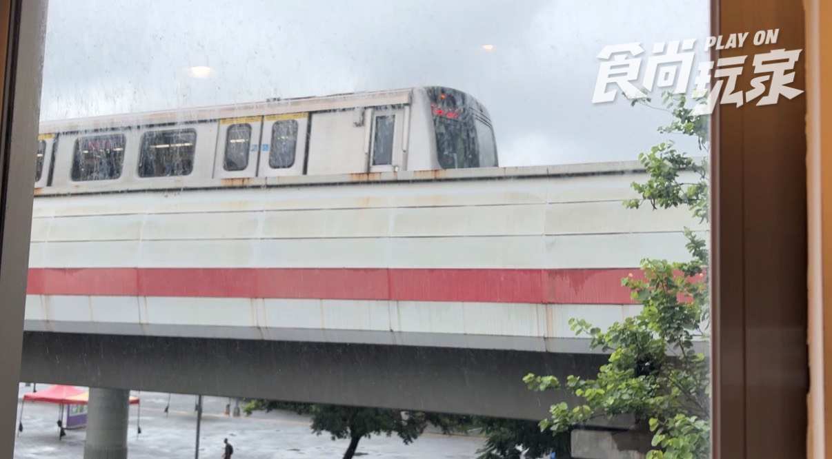 台北隱藏版鐵道樂園！捷運站旁就能開火車，飲料還由湯瑪士親自送上桌