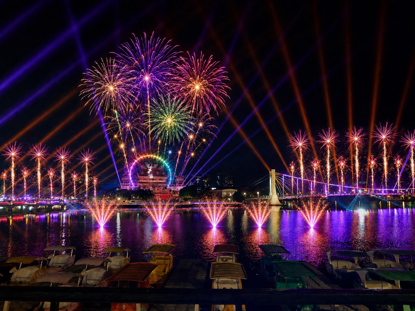 桃園端午最強煙火秀！「花火之夜」環湖登場，破百隊龍舟競速、逛市集