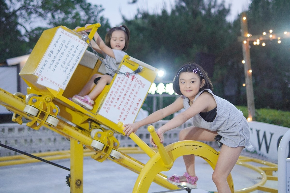 夜景餐廳變兒童樂園！大啖海鮮飽覽美景、玩鐵軌飛車、撈魚、搖搖馬