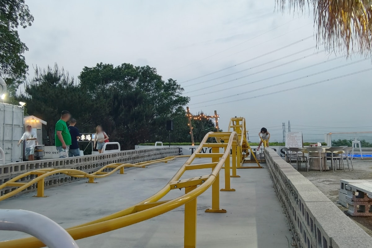 夜景餐廳變兒童樂園！大啖海鮮飽覽美景、玩鐵軌飛車、撈魚、搖搖馬