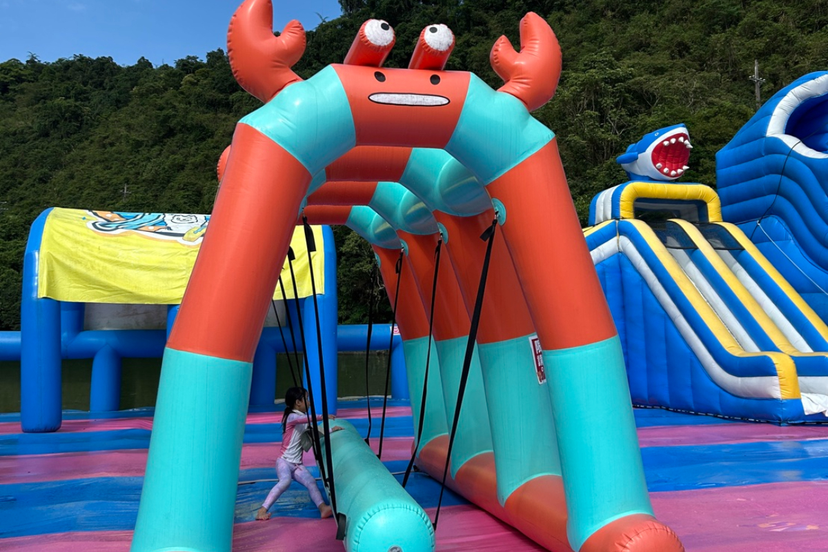 全台首座環湖充氣城堡！長埤湖打造300坪水上氣墊樂園，50元入園賞湖景步道