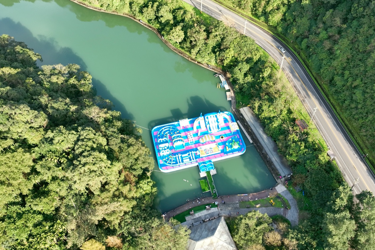 全台首座環湖充氣城堡！長埤湖打造300坪水上氣墊樂園，50元入園賞湖景步道