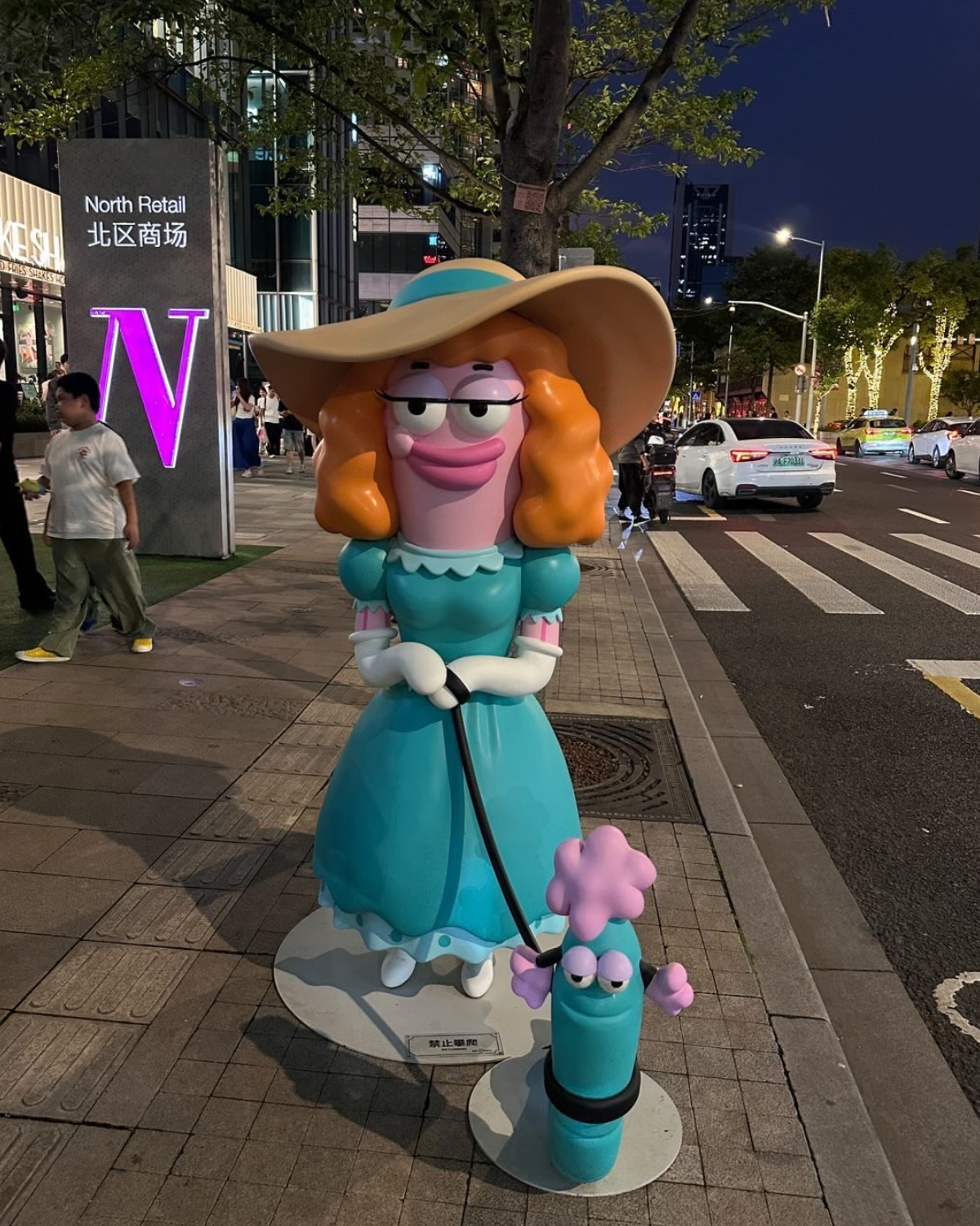比奇堡居民陪你等公車！海綿寶寶快閃上海，派大星噴泉、章魚哥賣冰淇淋、百隻厭世魚