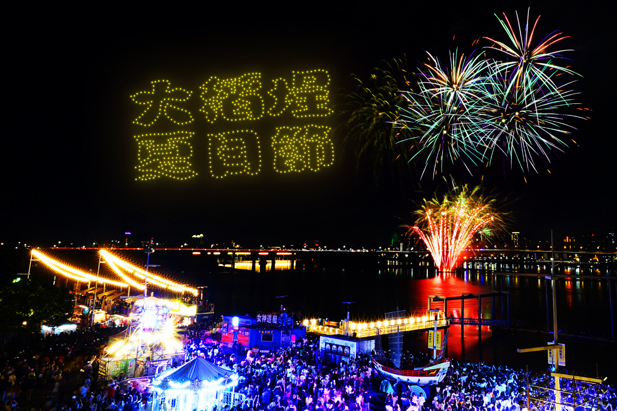 蜘蛛人降臨大稻埕！20分鐘無人機煙火秀、9米巨型蜘蛛人、復古顛倒屋夏夜登場