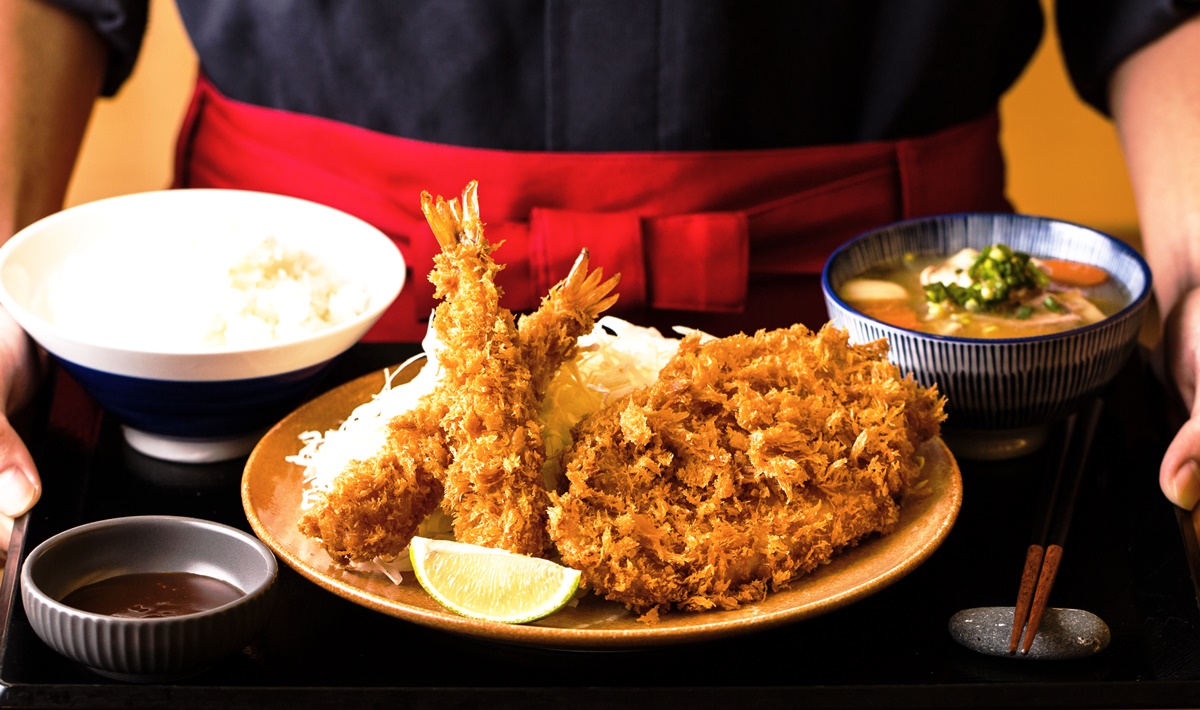 吉豚屋「雞排丼買一送一」來了！260元爽吃竹筴魚套餐，彌生軒送唐揚炸雞