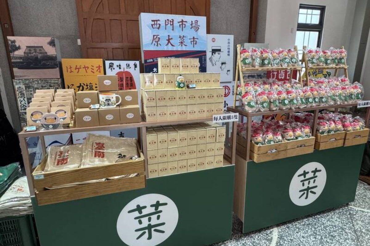 全網瘋搶「菜奇鴨、夜奇鴨」！預購首日秒殺，西市場「方塊毛怪牆」、太陽能遮蔭