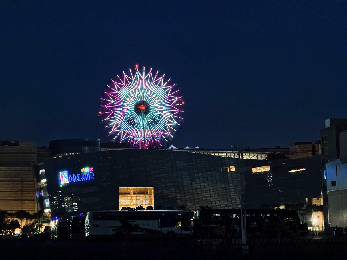 高雄夜景升級！夢時代摩天輪全新燈光秀登場、壽星免費搭，子瑜這天開唱