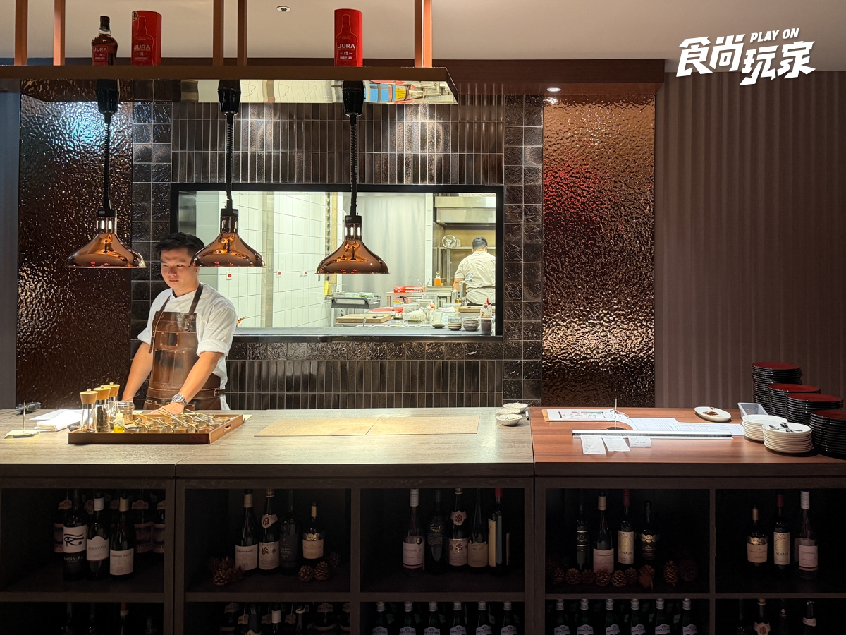 台北約會餐廳＋1！AURA Bar & Grill主打炭火直烤，菲力牛排、胭脂蝦必吃