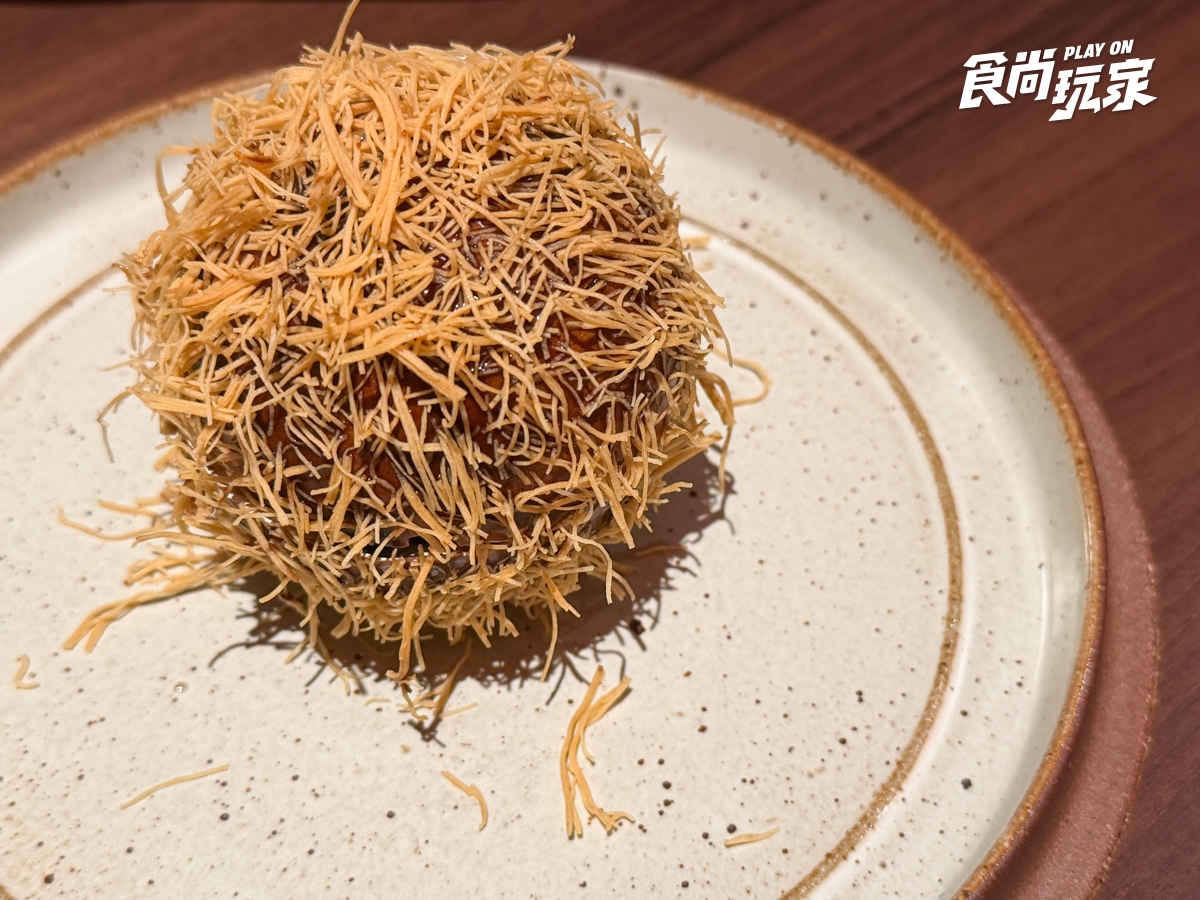 台北約會餐廳＋1！AURA Bar & Grill主打炭火直烤，菲力牛排、胭脂蝦必吃
