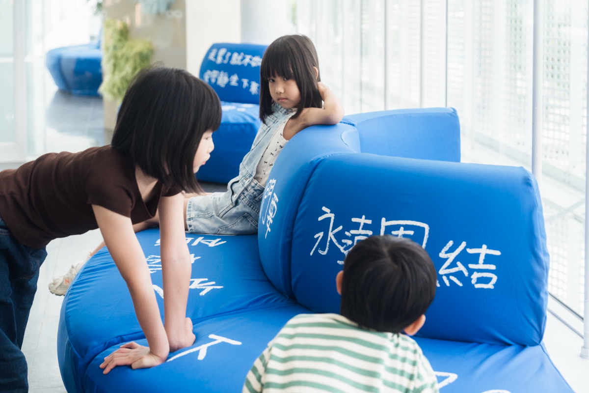 上百個大型積木小孩玩瘋了！暑假最新展覽「闖關遊戲＋貼紙牆」，18歲以下免費