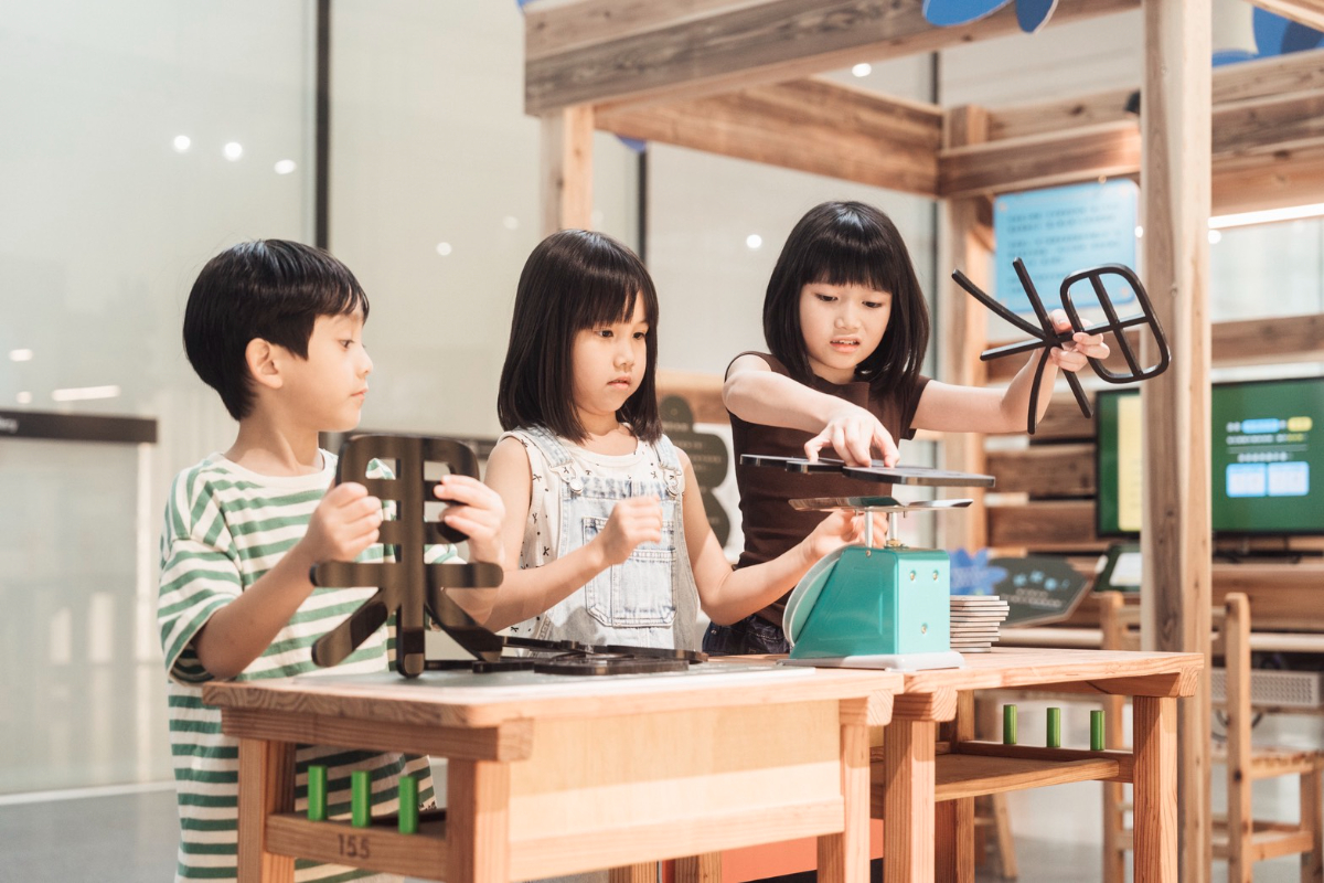 上百個大型積木小孩玩瘋了!暑假最新展覽「闖關遊戲+貼紙牆」,18歲以下免費 上百個大型積木小孩玩瘋了!暑假最新展覽「闖關遊戲+貼紙牆」,18歲以下免費